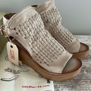 AS98 Newbury, Bone, size 39. New with tags.